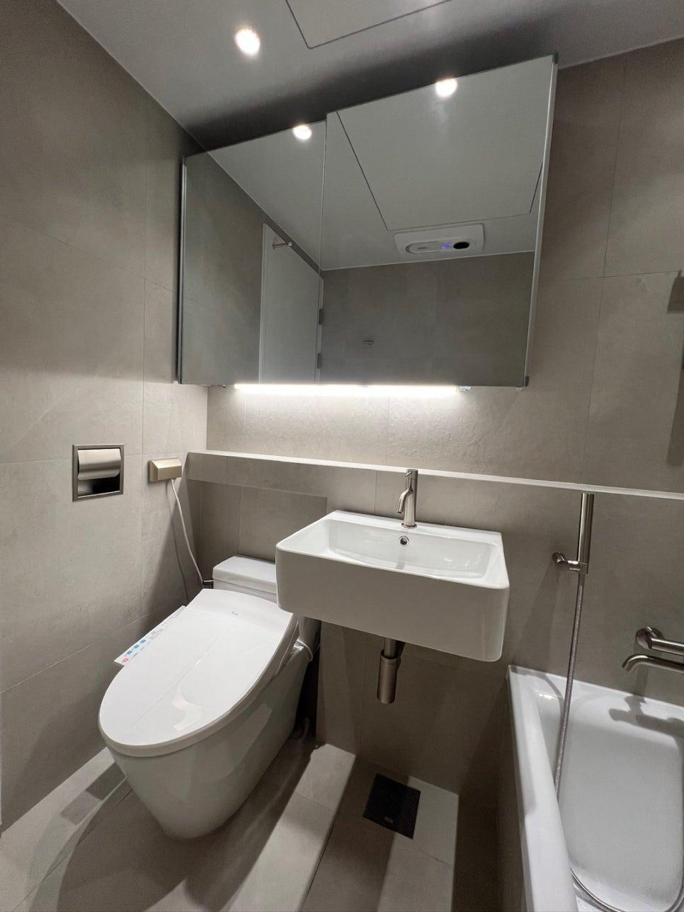 정갈하게 배치된 세면대와 변기가 있는 화장실