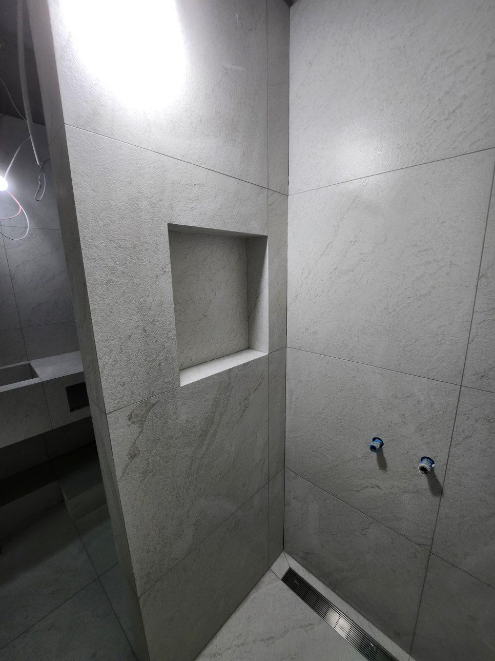 벽면 매립 선반과 배수구가 설치된 공간