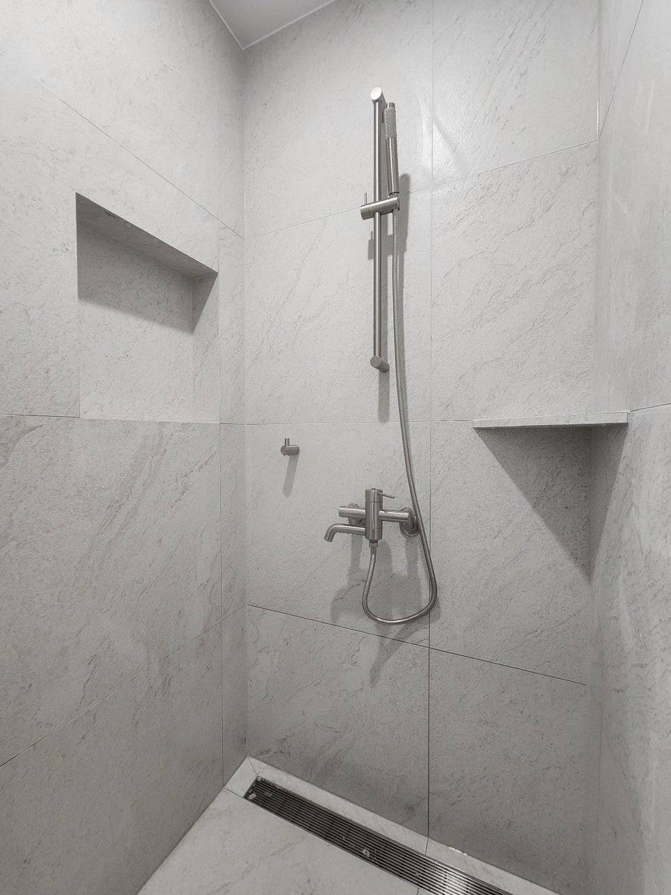 포세린 타일과 샤워 설비가 설치된 완성 모습