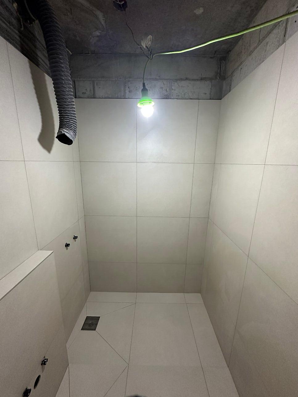 타일이 붙어가며 공간의 윤곽이 잡히던 시기