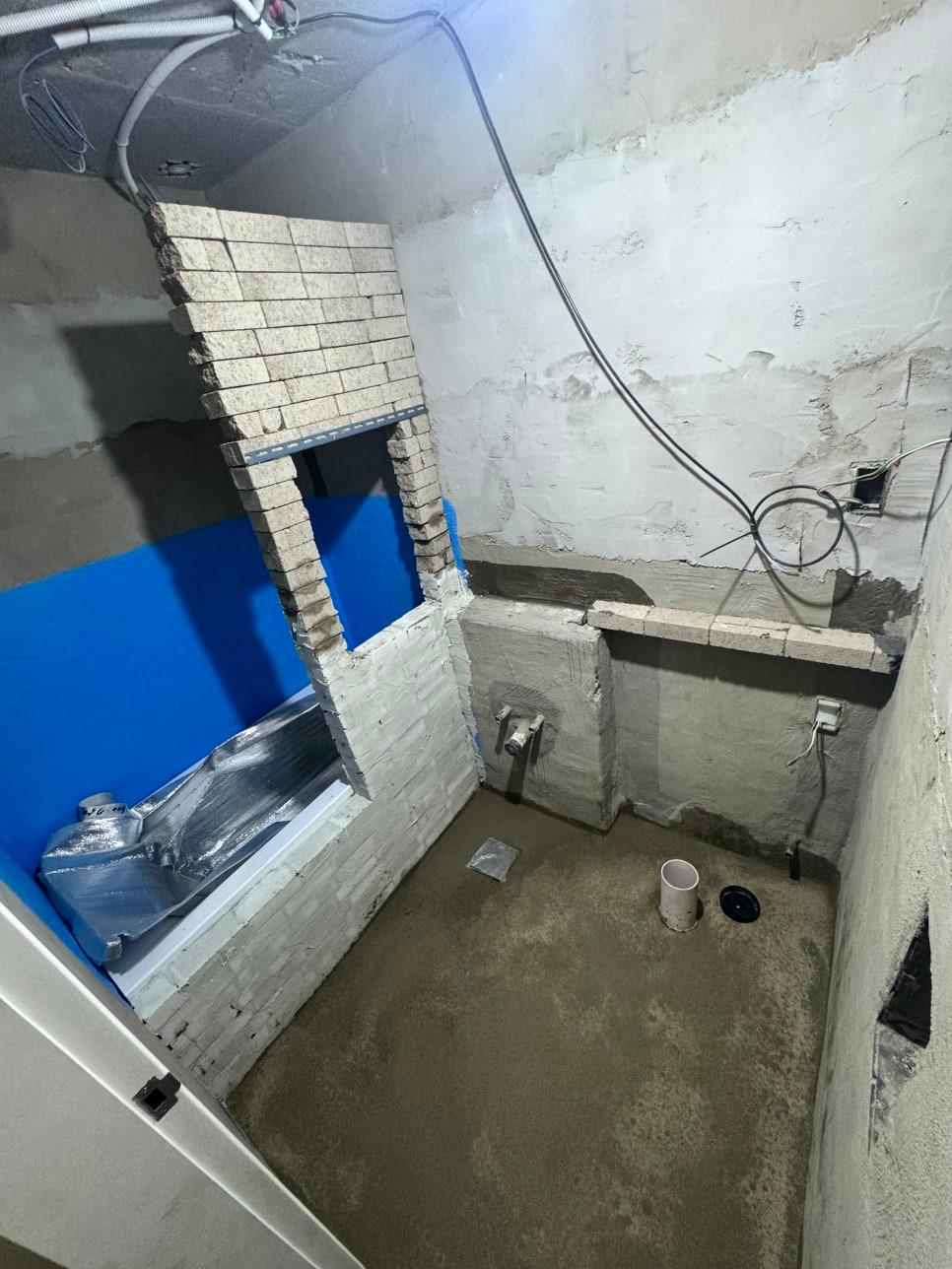 블록 벽체와 알루미늄 호일로 보호된 욕조 구역