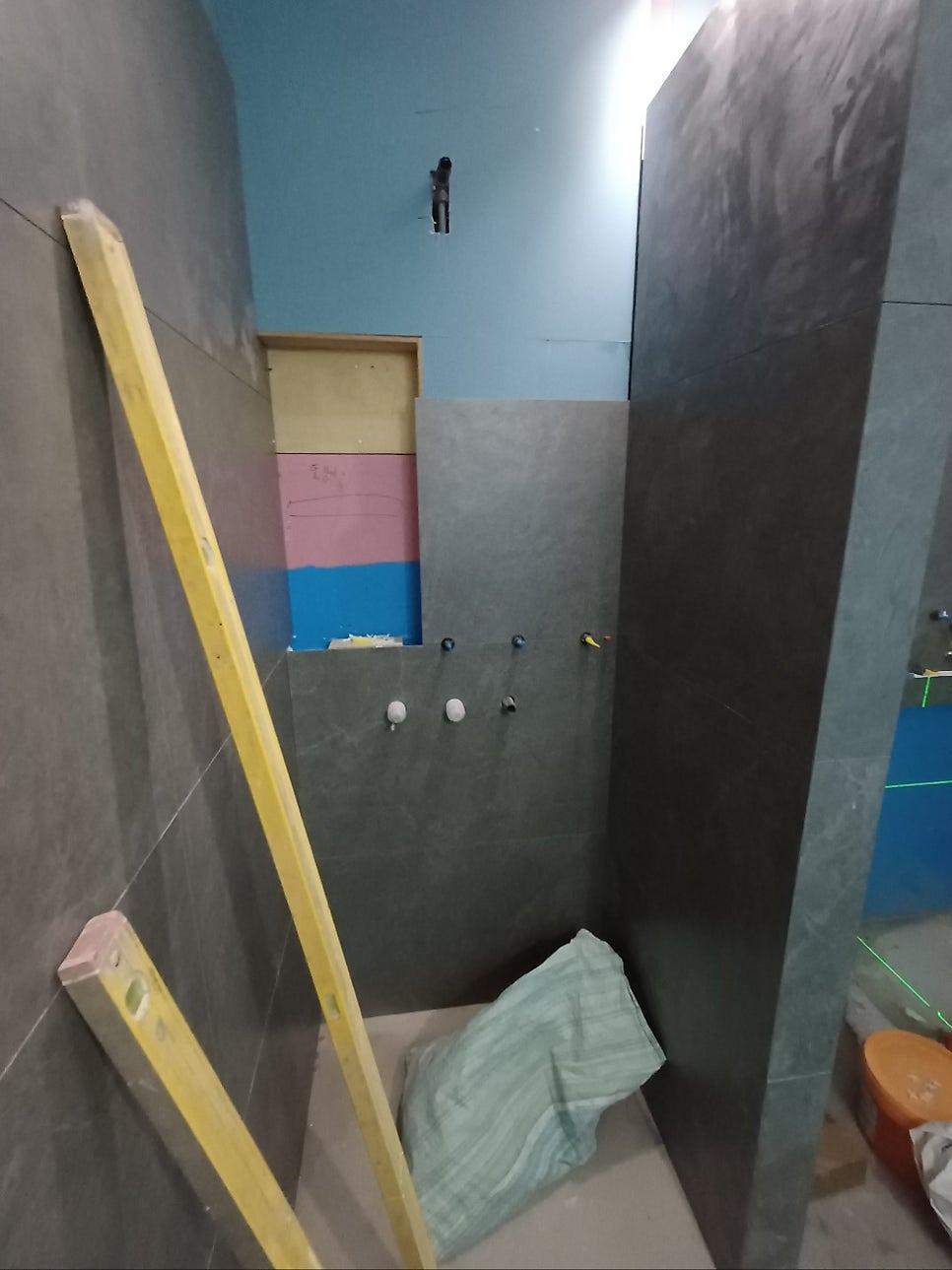 수평 레벨러와 도구를 활용해 면을 잡는 과정
