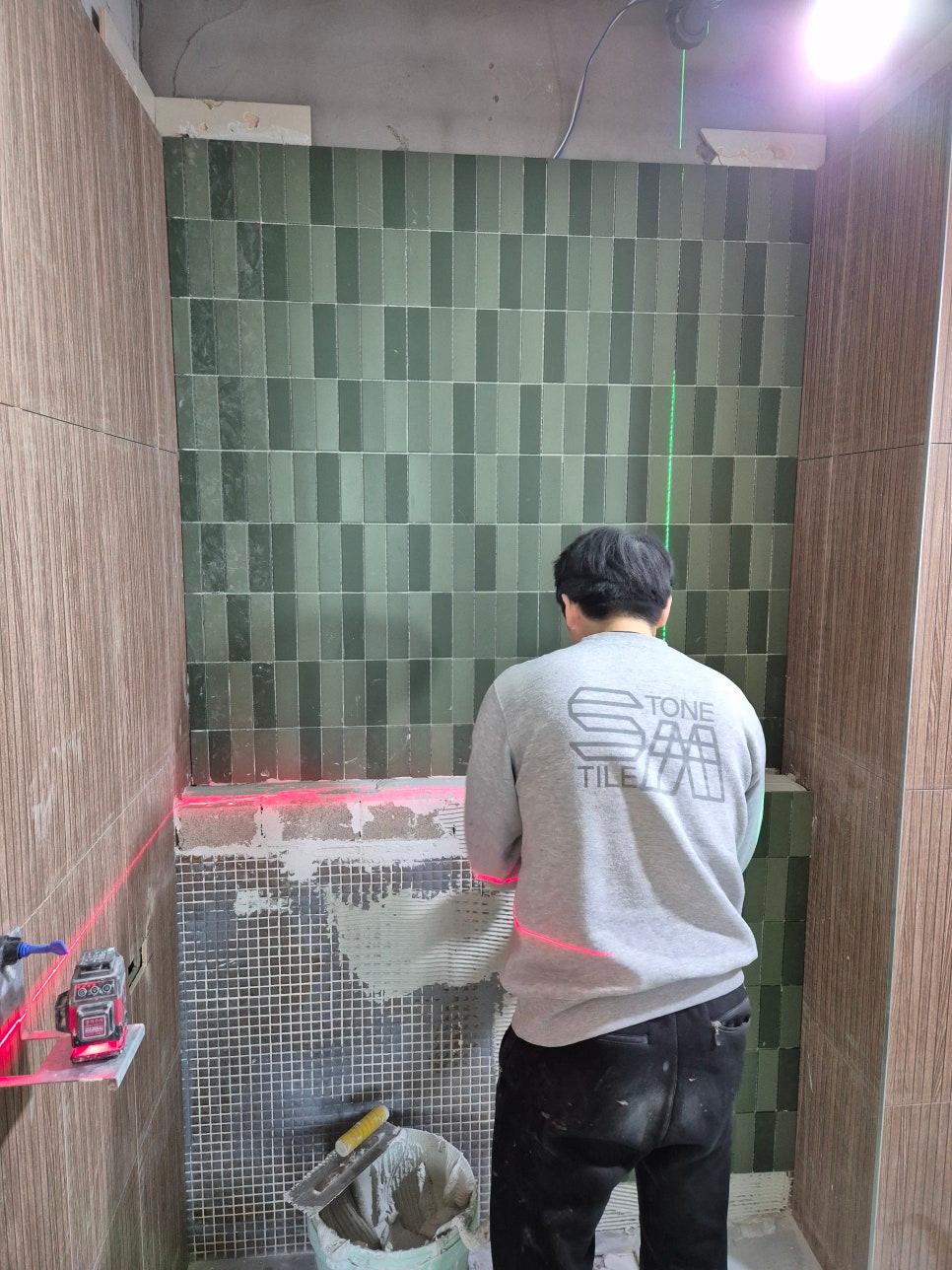 타일 작업이 진행 중인 욕실 현장