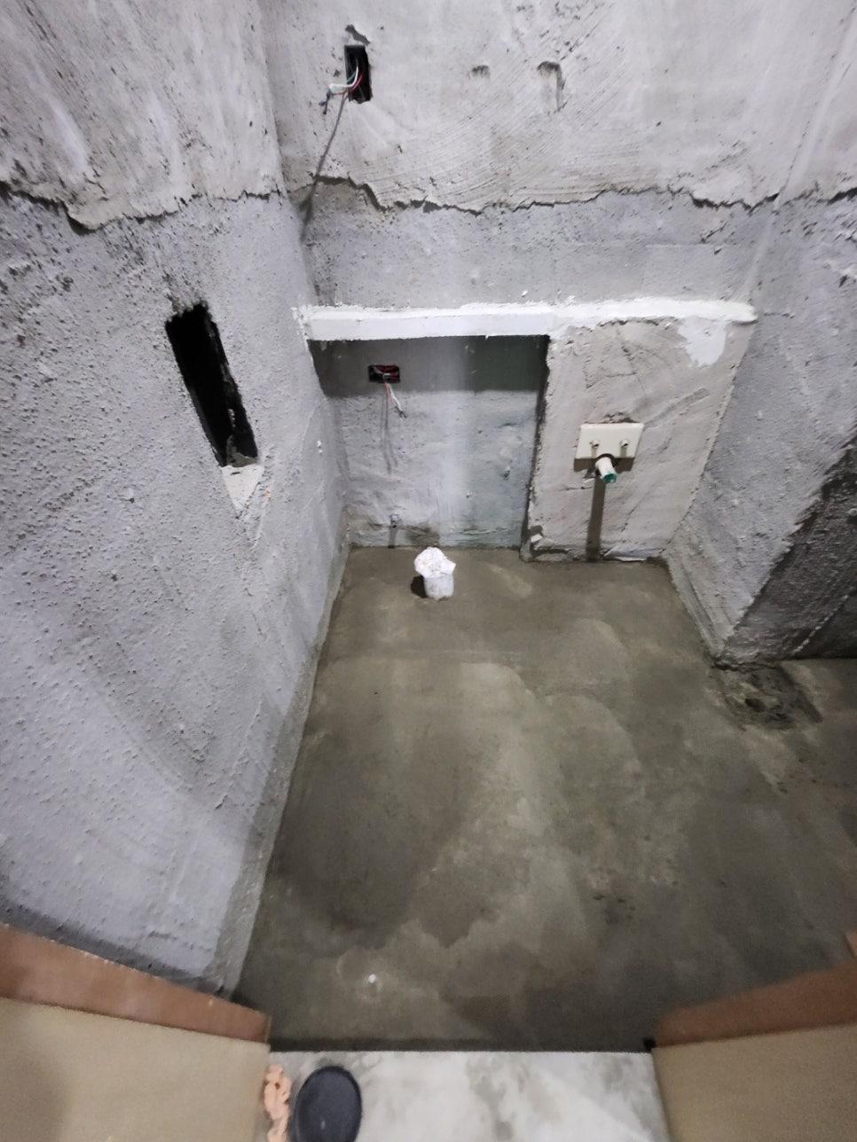 콘크리트 벽·바닥에 전선 및 수도관이 노출된 공간