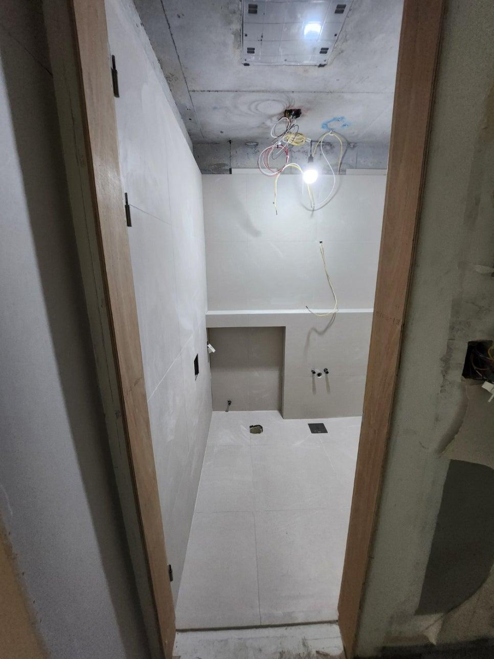 전선이 노출된 천장과 타일이 일부 부착된 벽면