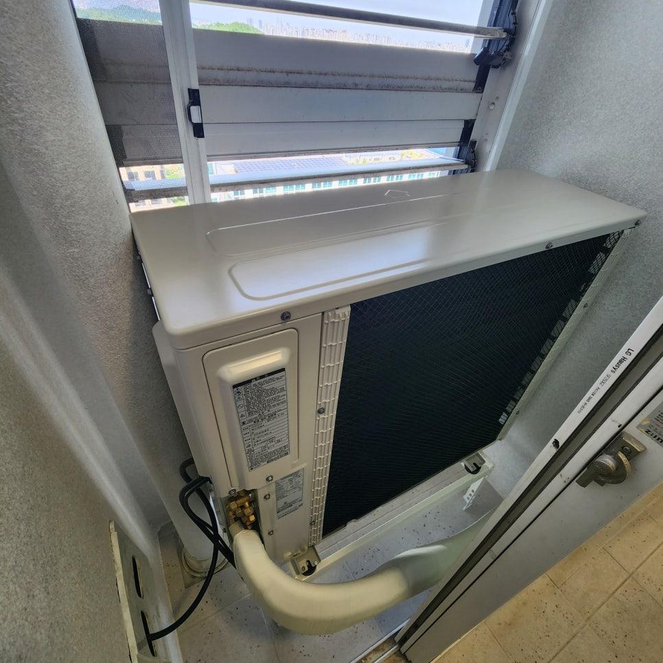 실외기 주변의 통풍 상태를 점검하는 과정