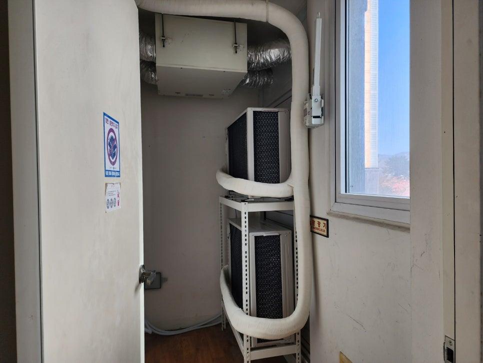 배관과 공기 조절 장치가 설치된 벽면