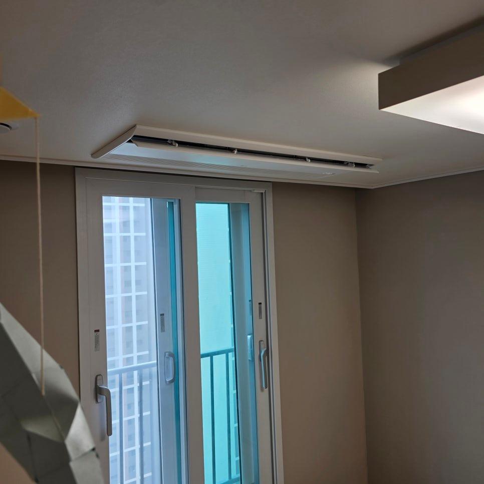 천장 순환기와 슬라이딩 창호 근접 샷