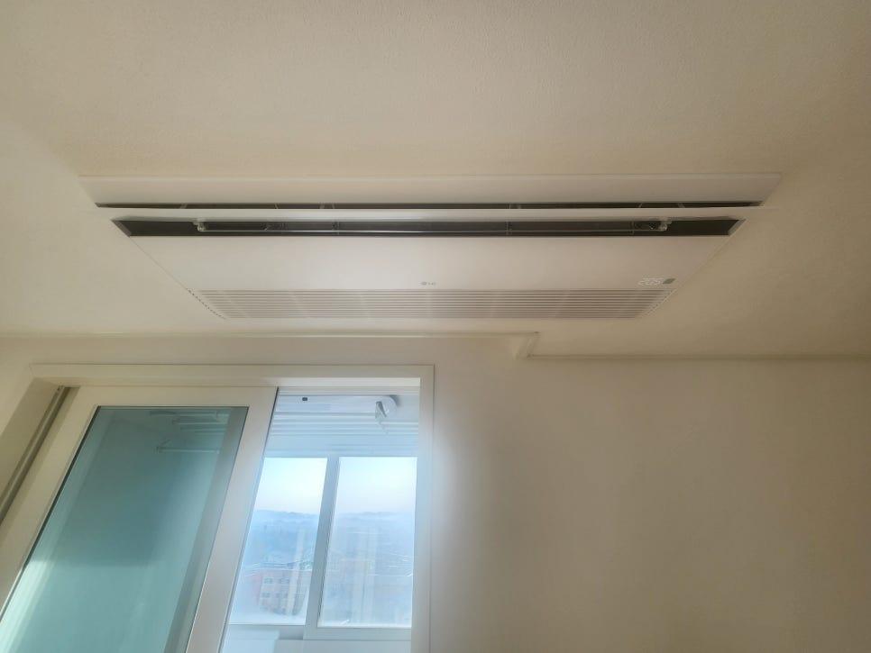 천장에 설치된 공기 순환 장치와 창문