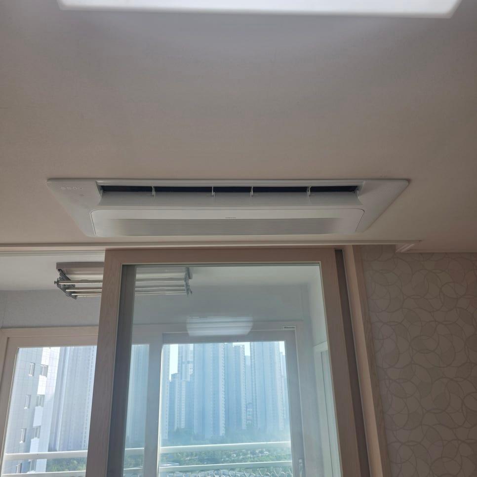 천장 실내기 설치 후의 벽지 마감 상태