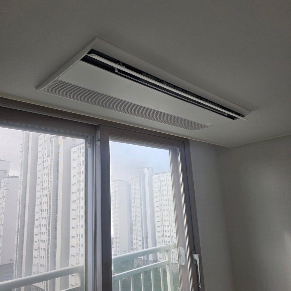 천장 공기 순환기와 슬라이딩 유리문이 보이는 장면