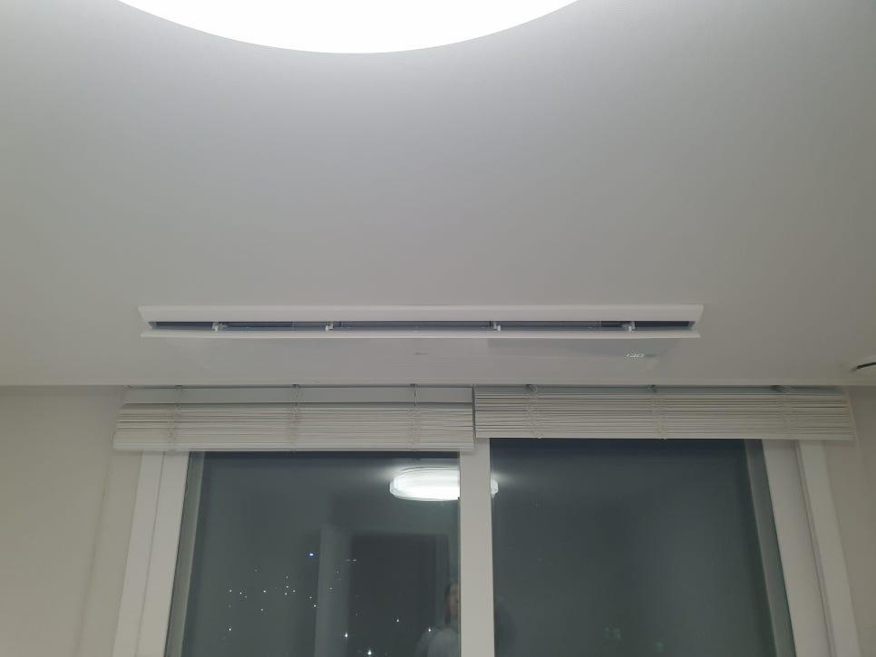 천장 조명과 블라인드가 설치된 실내