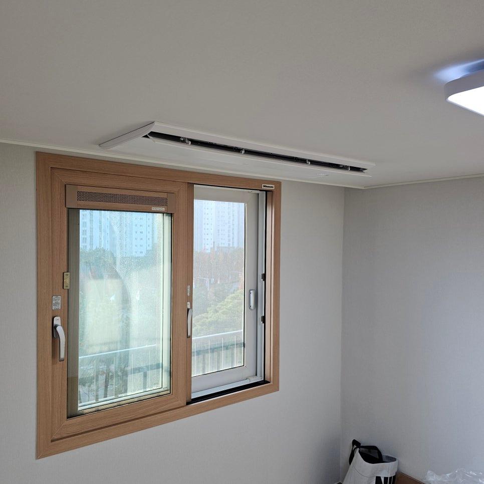 나무 테두리 창호가 보이는 실내 공간