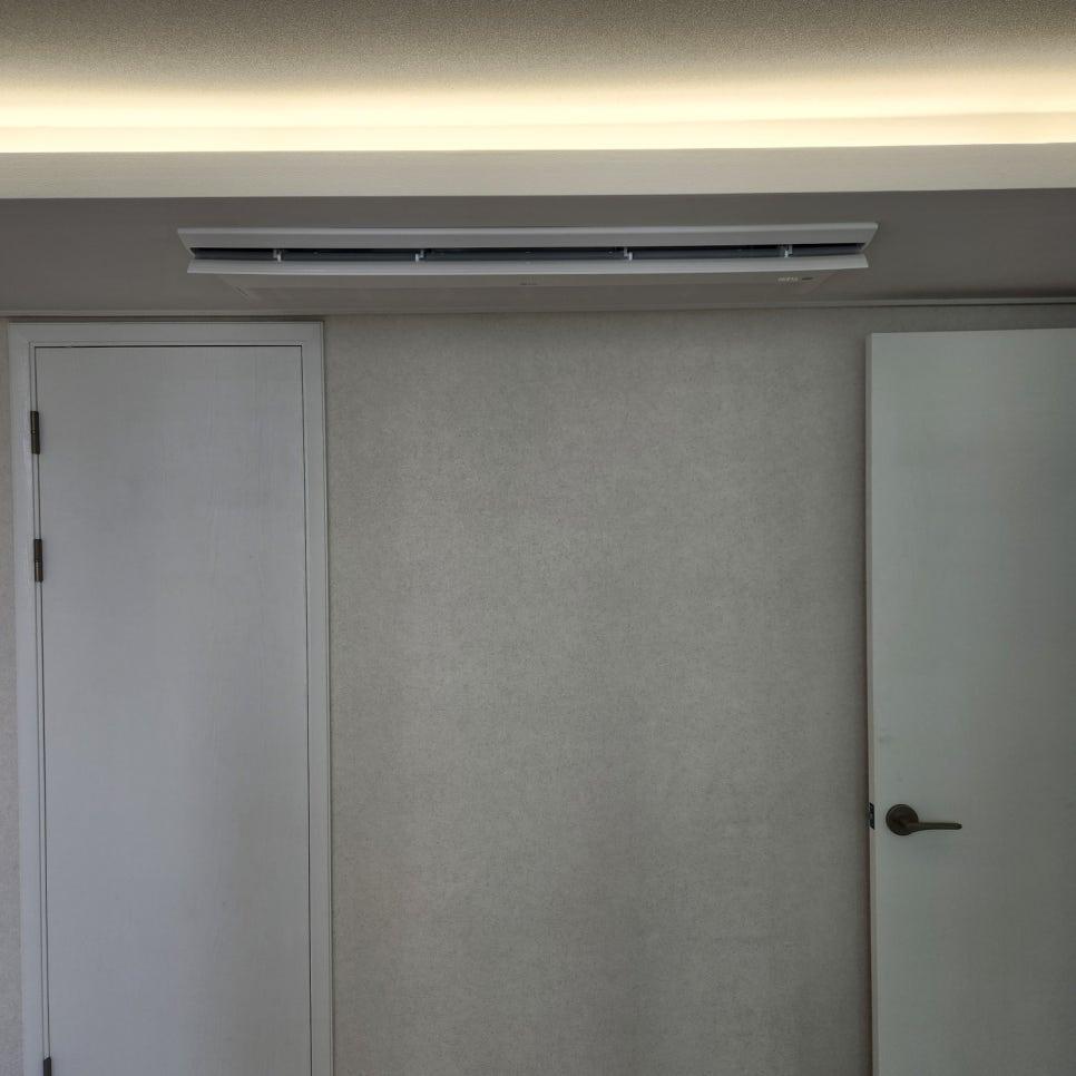 회색 벽지와 조화롭게 어우러진 천장 에어컨 완성 모습이에요