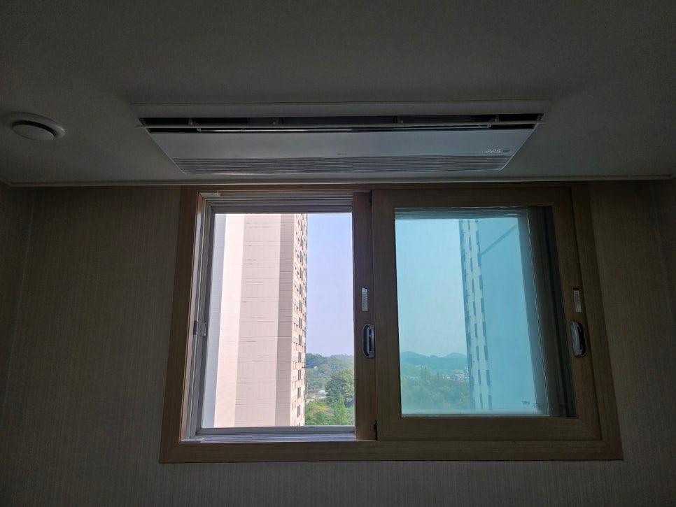 나무 프레임 이중문과 천장 공기순환기