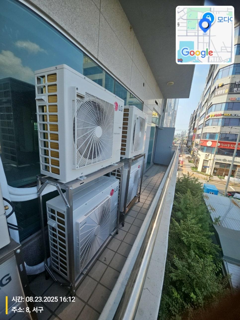 전용 거치대에 안정적으로 고정된 LG 실외기 배열