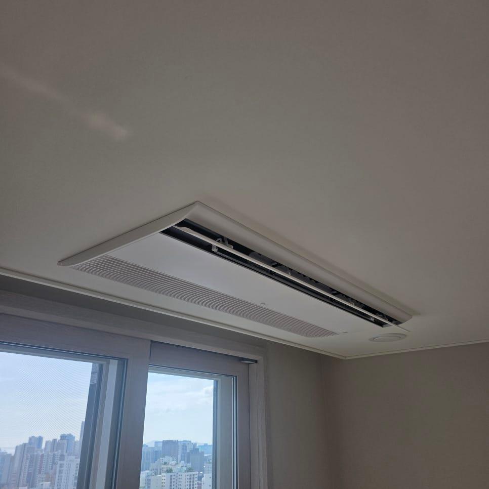천장 공기 순환기와 창문 인접 샷