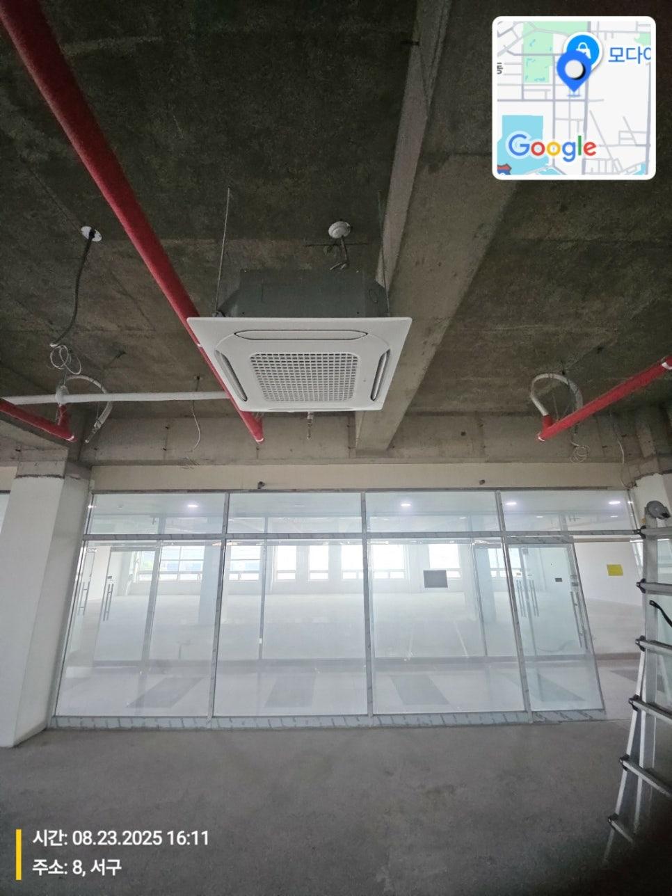 흰색 공기 조절 장치와 빨간 배관이 설치된 천장