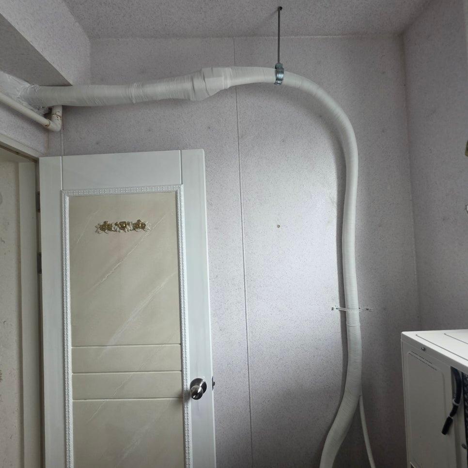 실내 공간 천장에 배치된 흰색 PVC 파이프