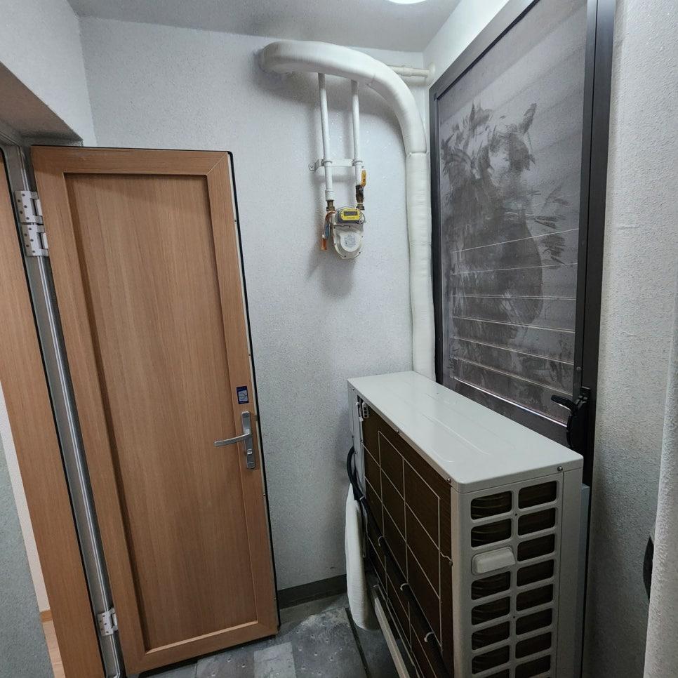 흰색 배관과 조절 장치가 설치된 현관 모습