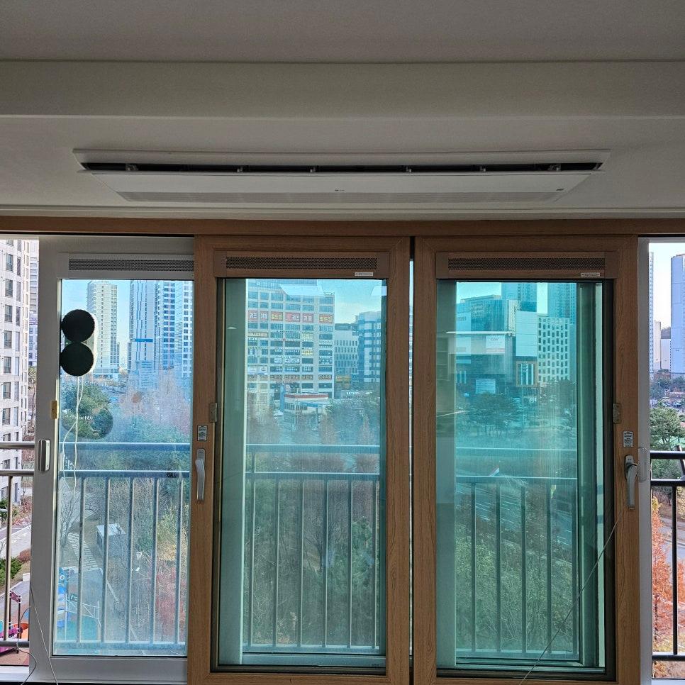 도시 풍경이 보이는 발코니 창호와 라이트