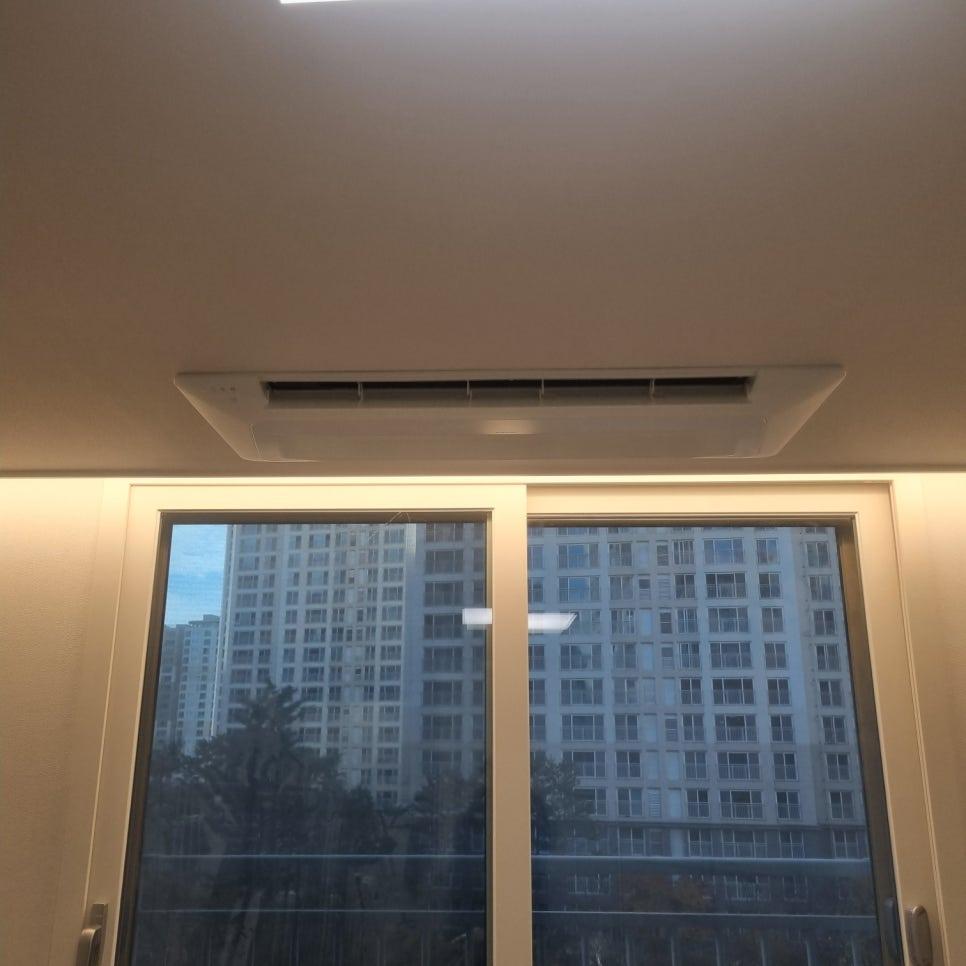 천장에 설치된 공기순환기와 창밖 건물 반사