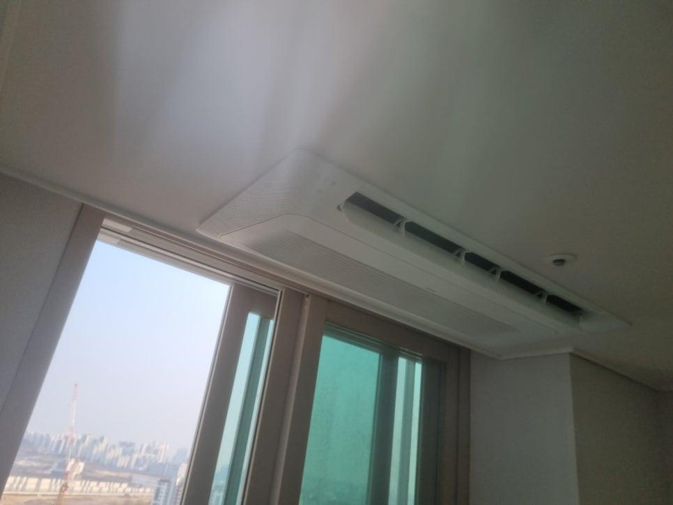 천장 공기 조절 장치와 창문의 근접 샷