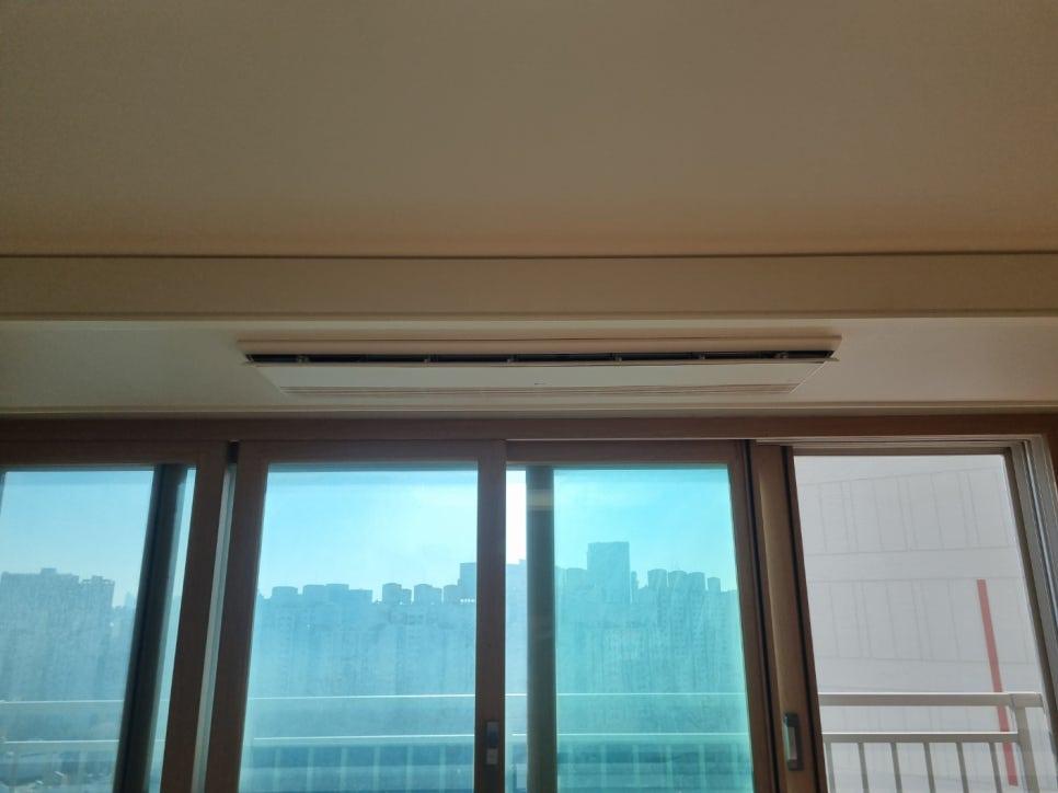 나무 재질 창틀 위쪽에 배치된 에어컨