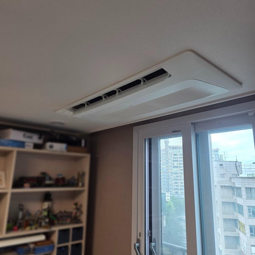 서재 수납장 옆 천장 공기 순환기