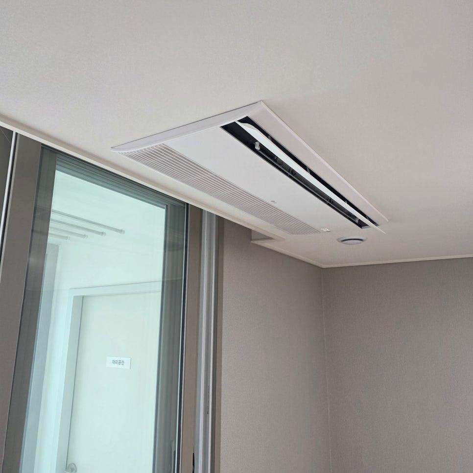 흰색 천정에 설치된 공기순환기와 유리 창호
