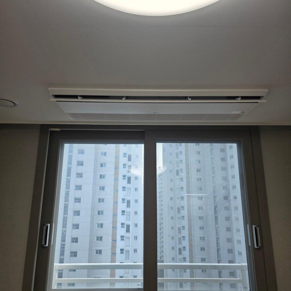 라운드 조명과 베이지 벽면, 회색 슬라이딩 도어