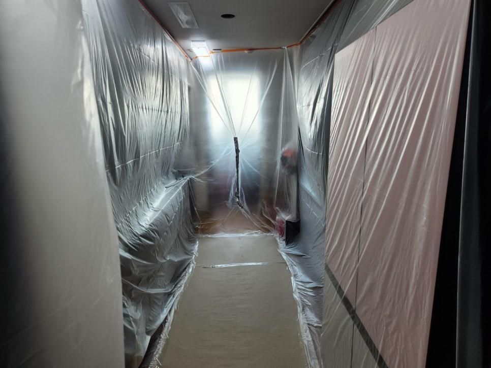 투명 필름으로 보양된 복도 공간