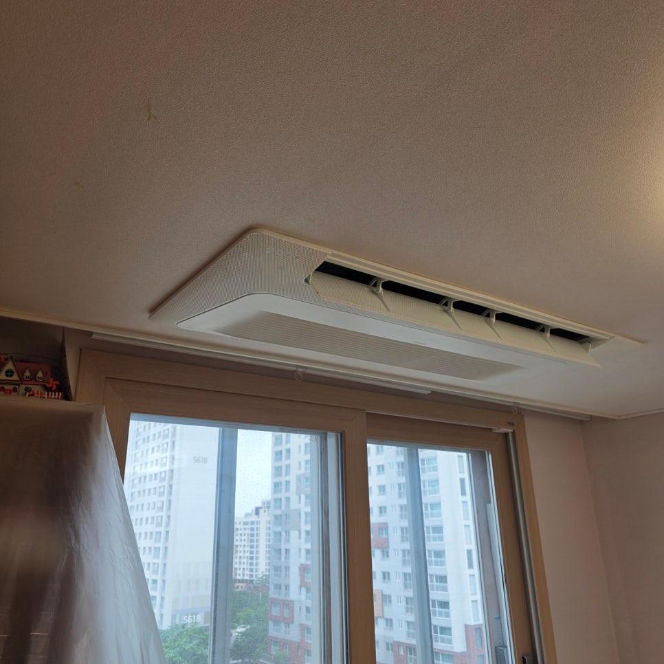 천장 공기 순환기와 창문이 보이는 모습