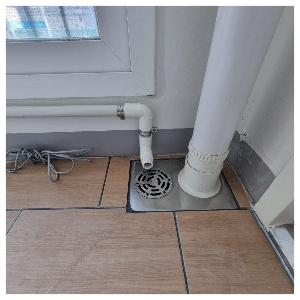 벽면을 따라 배치된 흰색 PVC 배관과 케이블