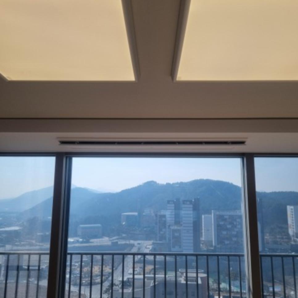 라이트 박스와 발코니 난간이 보이는 천장 모습