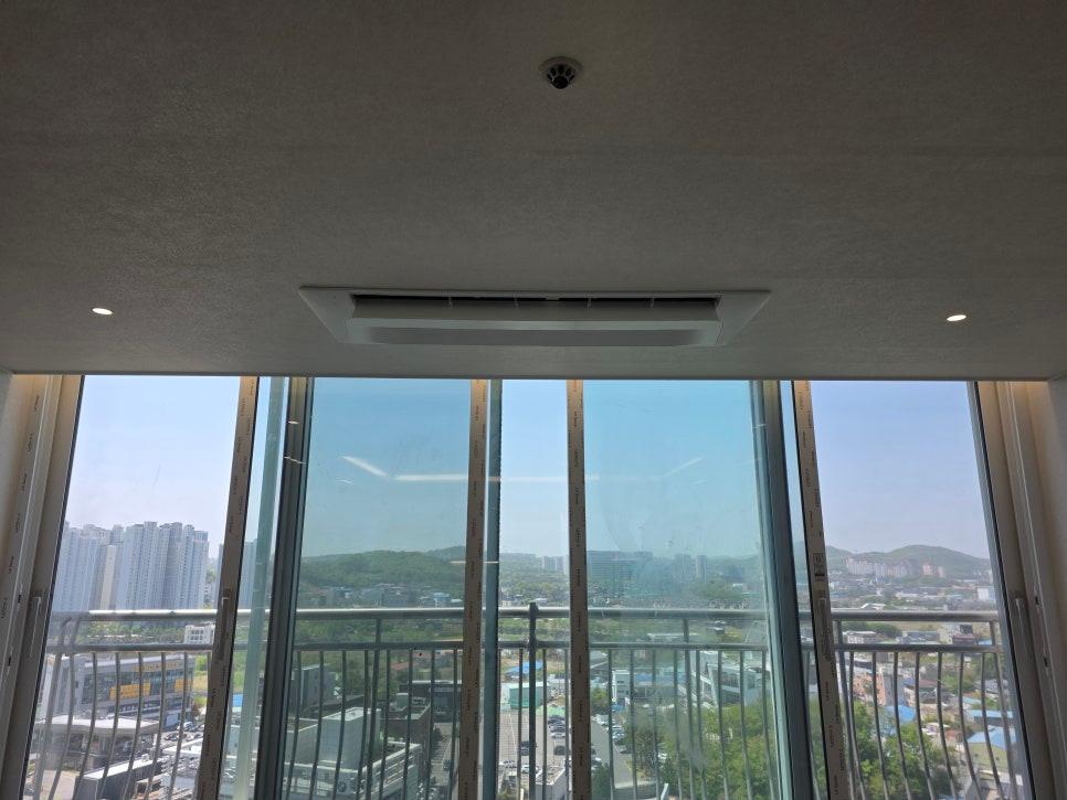 조명과 에어컨이 조화를 이루는 천장 마감