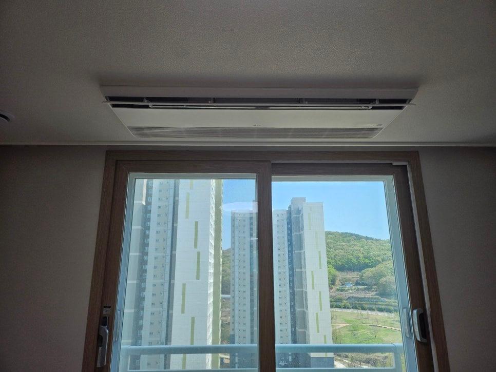 천장 공기순환기와 창밖 경관