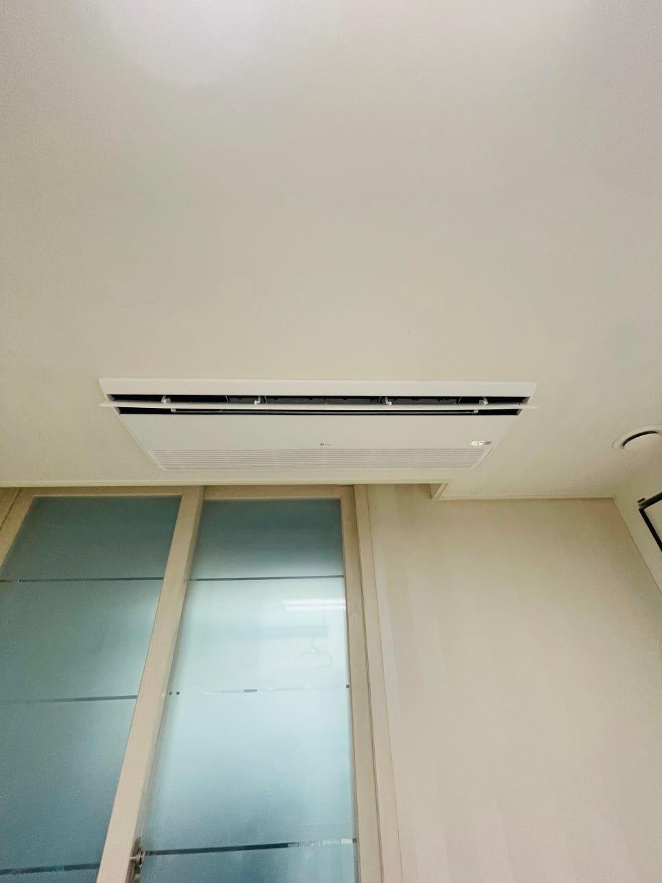 천장 기기 설치와 유리문이 보이는 내부