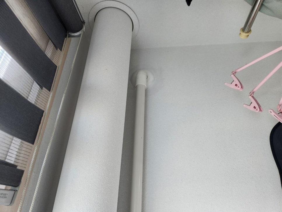 천장에 설치된 흰색 PVC 파이프와 클립