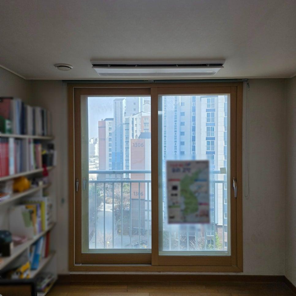 책장과 슬라이딩 창호가 있는 서재
