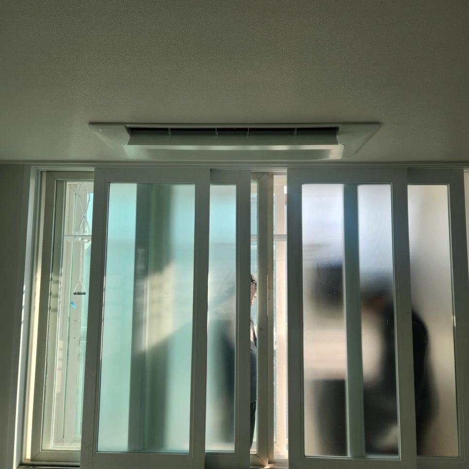 열린 유리문과 천장의 공기 순환기