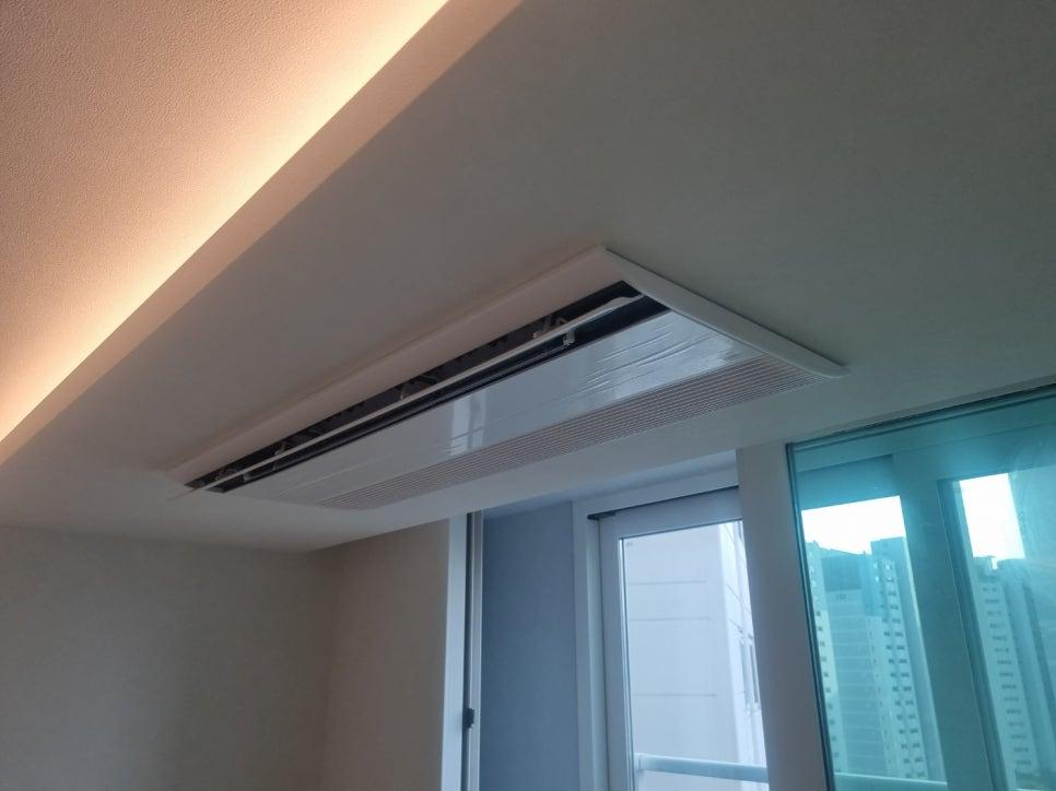 천장 에어컨과 창문이 보이는 실내 모습