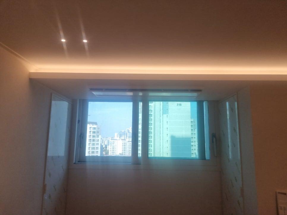 흰색 벽지와 LED 조명, 창호가 보이는 모습