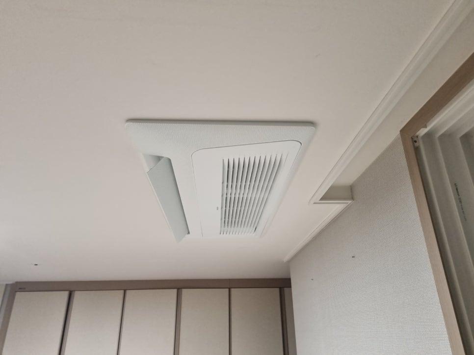 천장 공기 순환기와 텍스처 마감 벽면