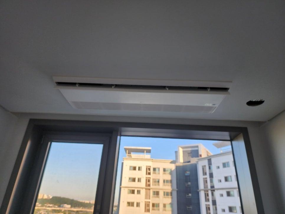 공기순환기와 창문 유리 패널 너머로 보이는 외부 건물