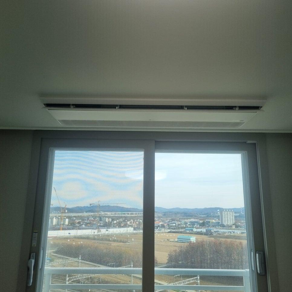 외부 풍경이 보이는 창호와 천장 공기순환기
