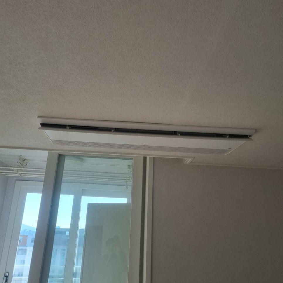 천장 공기 순환기와 창문이 보이는 공간