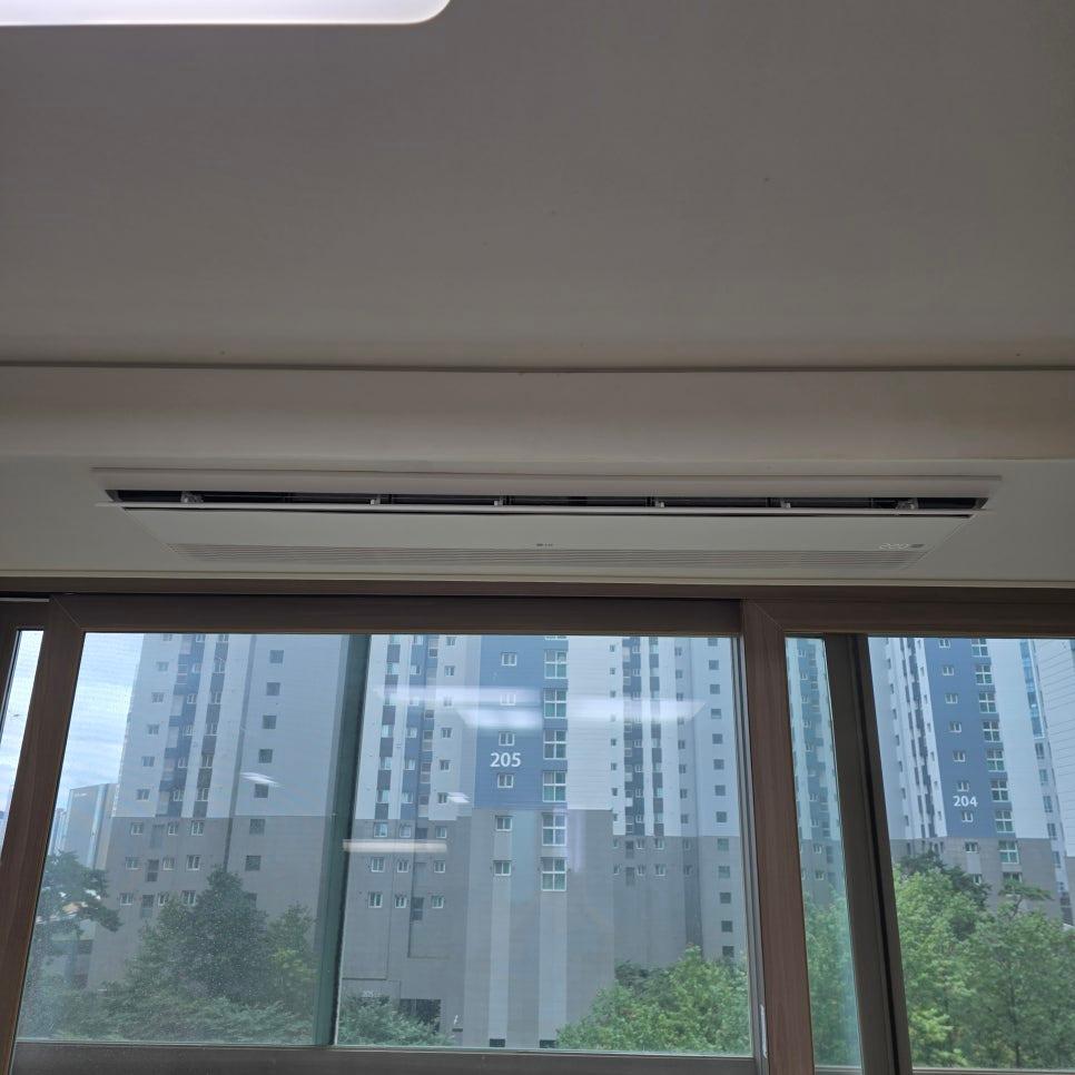 창 레일과 프레임의 세부 모습