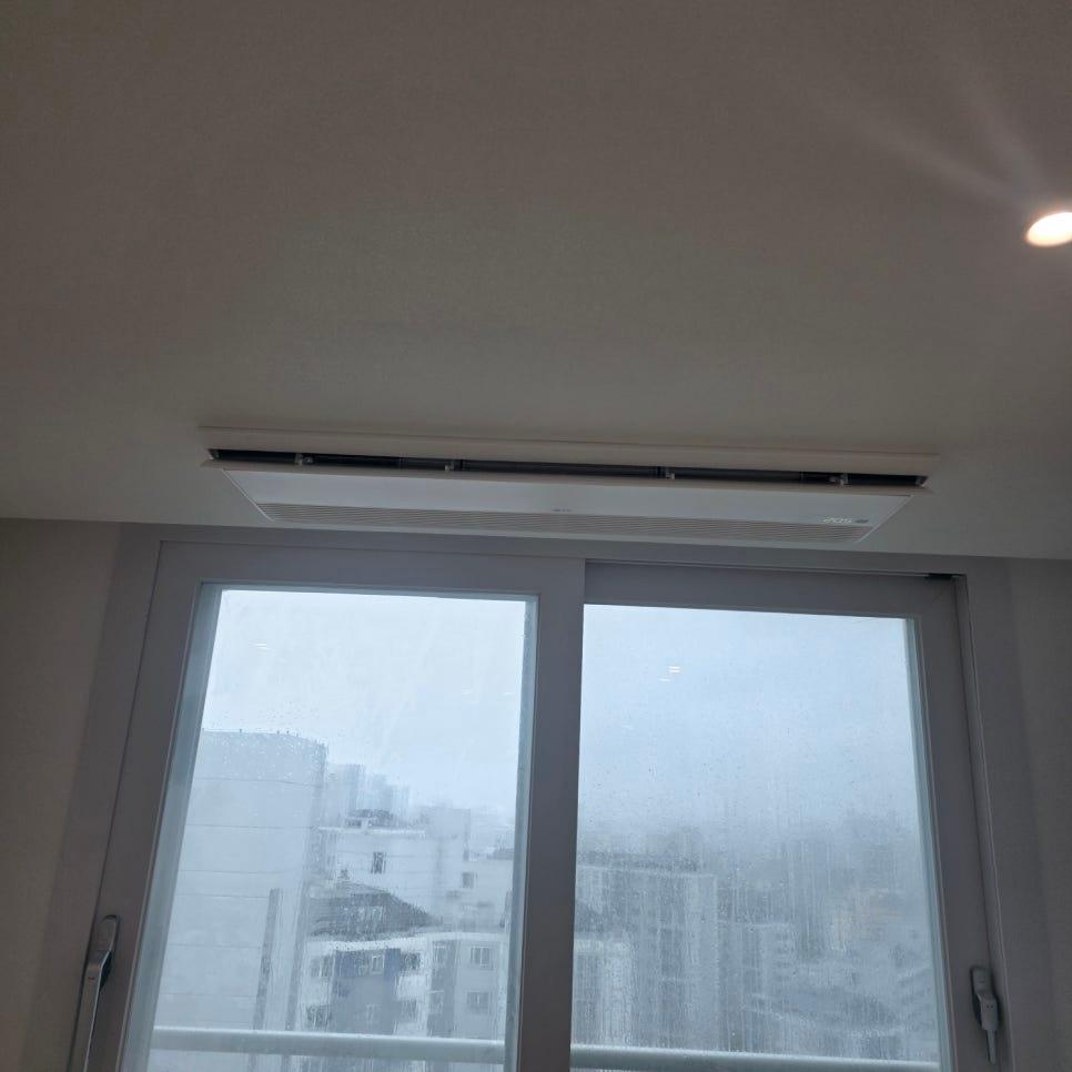 빗방울 맺힌 창호와 천장 공기 순환기