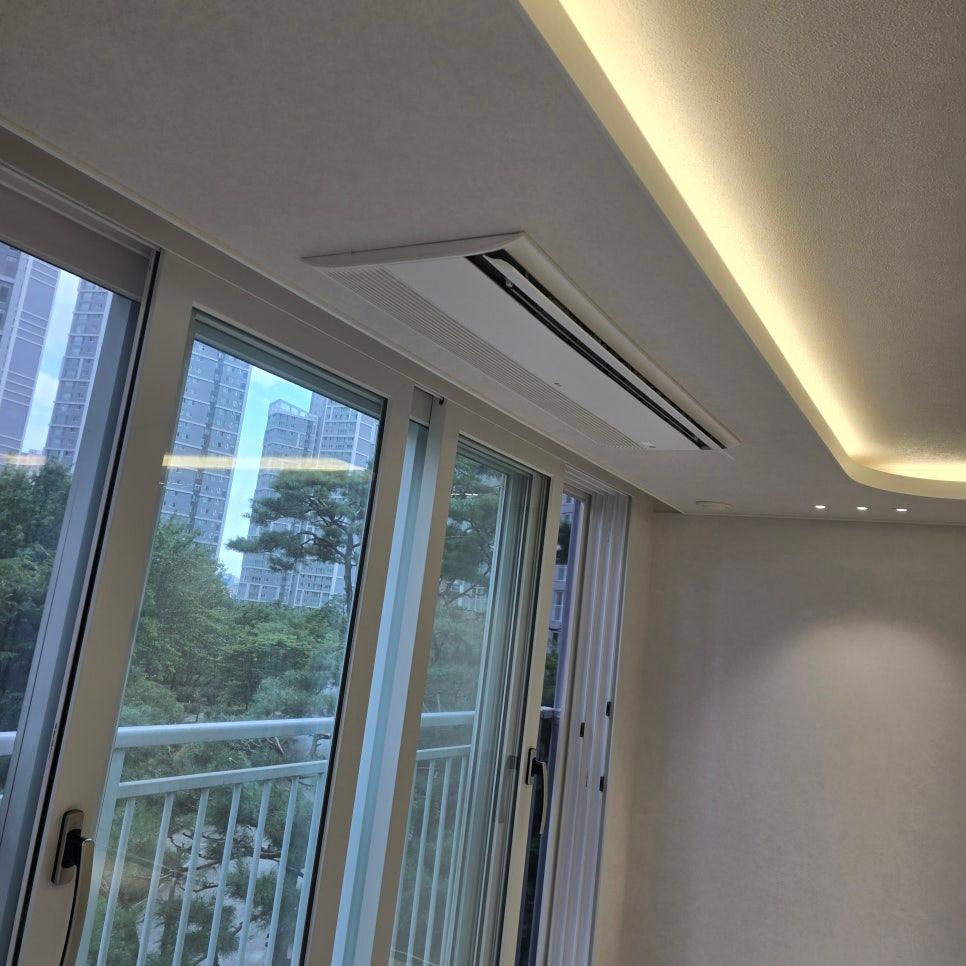 LED 조명과 창밖 풍경이 보이는 실내 전경
